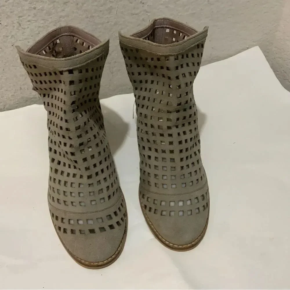 EUC Anthropologie Gray Faryl Robin Bow Tied Cut out Botties Boots 7 shoes heels